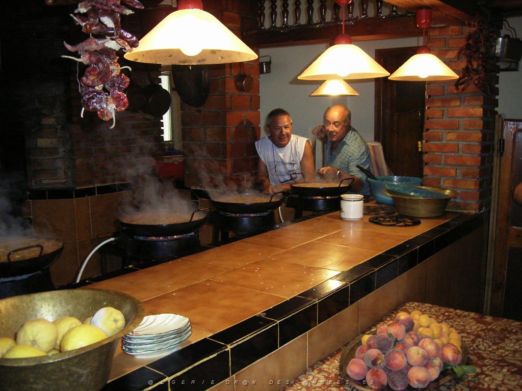 120-ORAN-Juin06-au resto chez Hadj Paella.jpg - Unicode